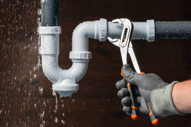 Professional Emergency Plumber technician working in Burlington, TX
